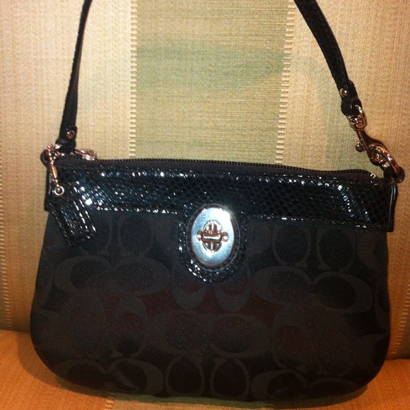 👛 Signature Authentic COACH Wristlet 💕