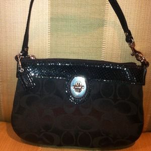 👛 Signature Authentic COACH Wristlet 💕