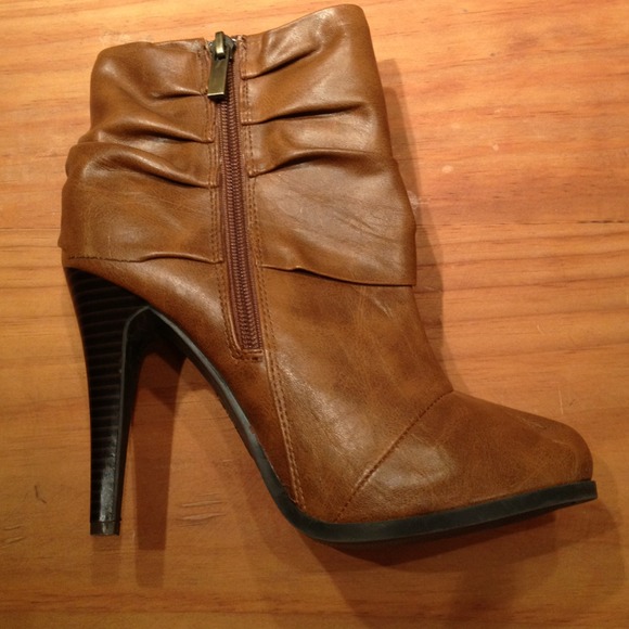 Ankle boots with buckle - Picture 2 of 4