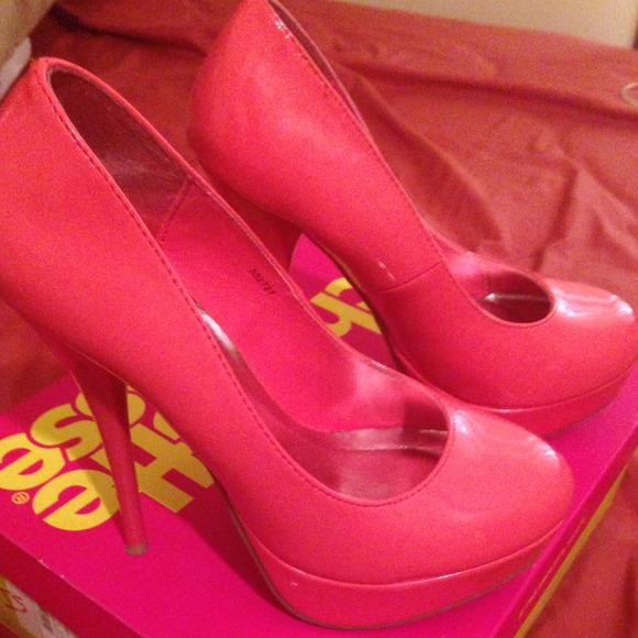 REDUCED!!!! Hot coral pumps