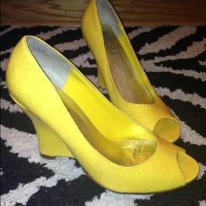 🎯SOLD🎯Yellow wedge heels🌼