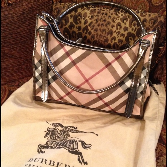 Burberry Handbags - 💢Traded💢Burberry bag