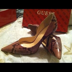 Guess Carrie Pump