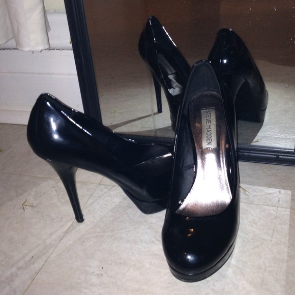 Black patent leather Steve Madden pumps