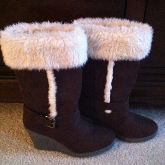 American Eagle fur wedge boot