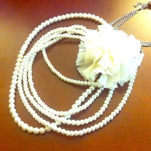 Flower and pearl necklace