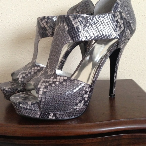 Snake print sandals 😍