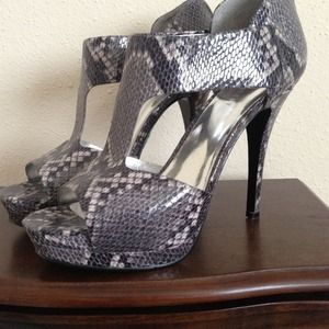 Snake print sandals 😍