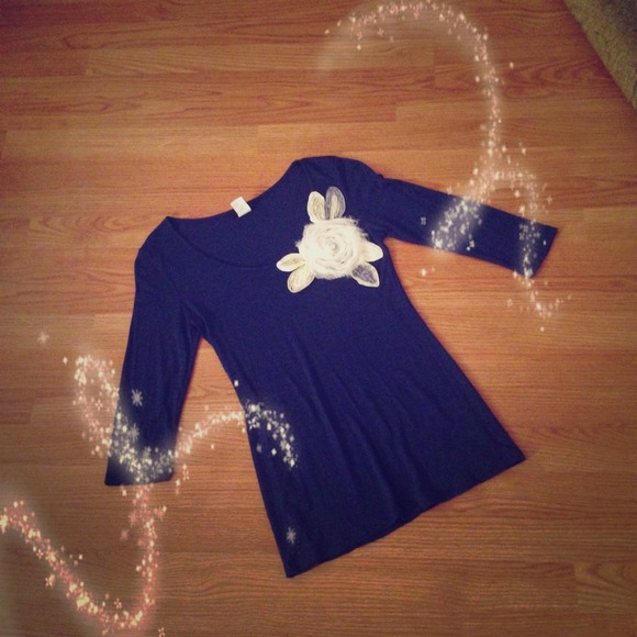 ❌SOLD❌ Dark blue knit top with lace flower
