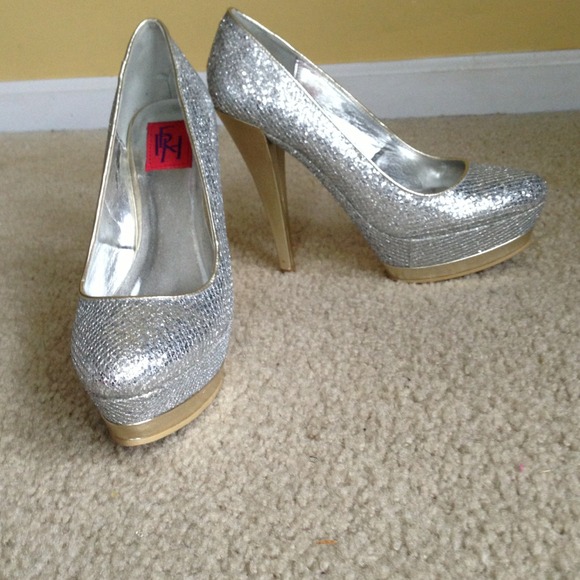 Silver pumps