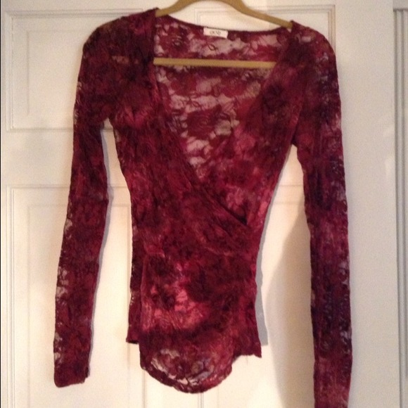 Burgundy lace top💰sold in bundle💰