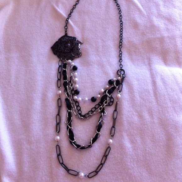 !SOLD! Pearl necklace with large rise to the side.