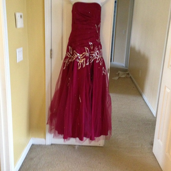 ❌Sold❌for mashey-2012 Beautiful burgundy prom