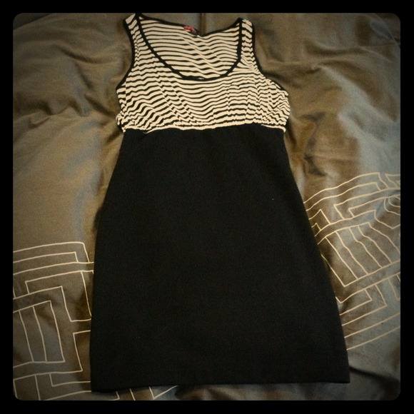 SOLD****Forever 21 Black and White dress