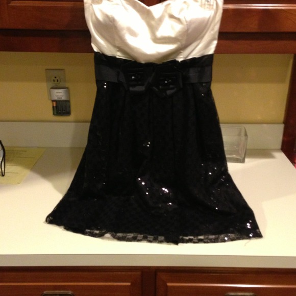 Black and white classy strapless dress