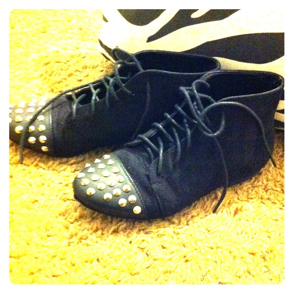 Studded low cut boots🔴🔴traded🔴🔴
