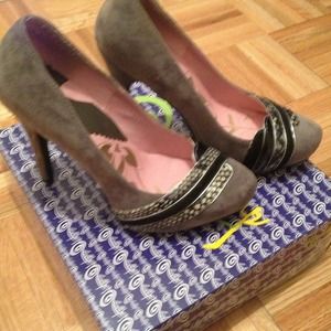 Beautiful high heals! Extremely comfortable!