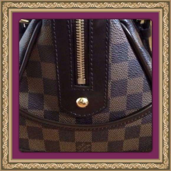Authentic LV Make offer if u want. - Picture 4 of 4
