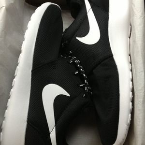 Nike Roshe Run Black/White Size 6