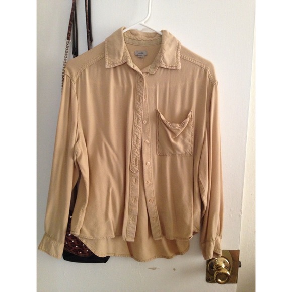 Ecote button up top