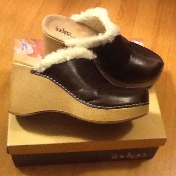 Dark Brown Indigo shoes / clogs with wool