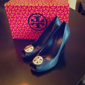 Tory Burch Aurelia Blk/Gold Leather Wedge 7.5