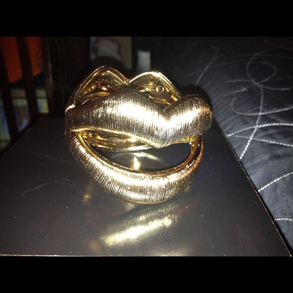 Gold Lip Bracelet