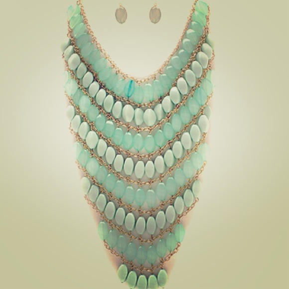 Jewelry - 🍀Dramatic Bib Necklace🍀