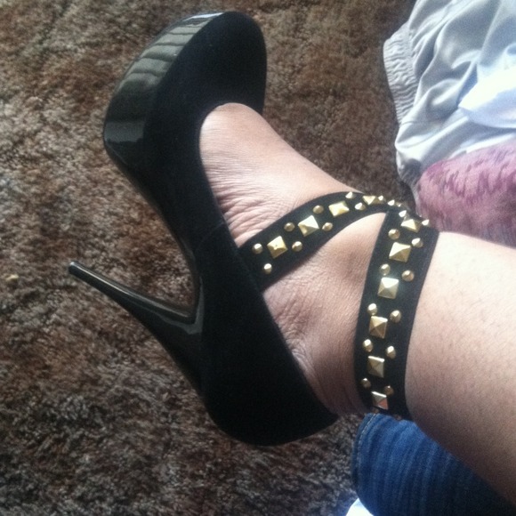 ❗Sold❗Black platforms with gold studs - Picture 3 of 4