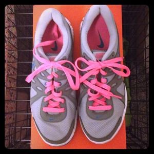 Women's Nike revolution 2