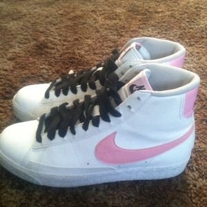 ❗Sold ❗White Nikes with pink Nike sign