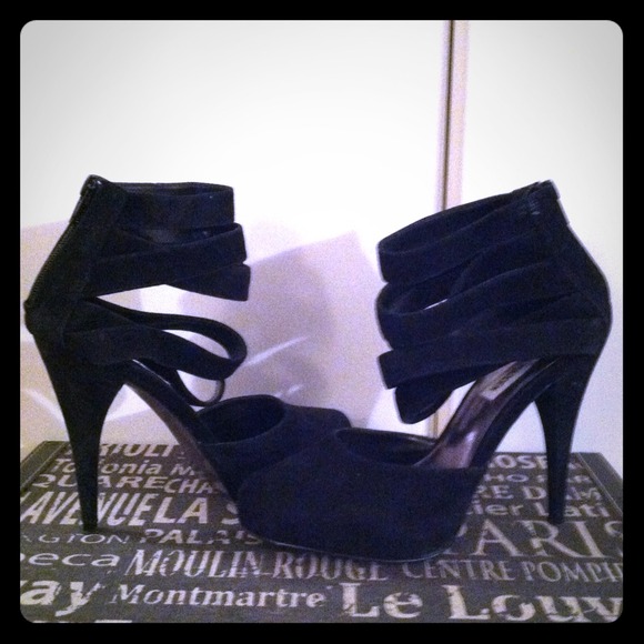 ❗REDUCED❗Steve Madden Strappy Heel