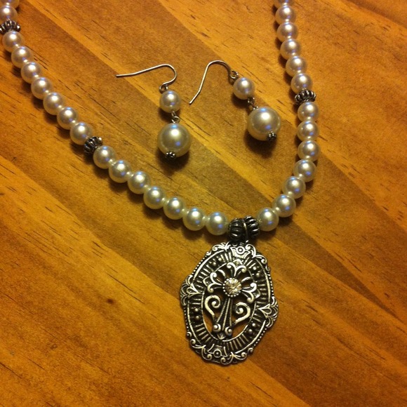 Necklace & earring set