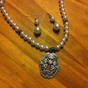 Necklace & earring set