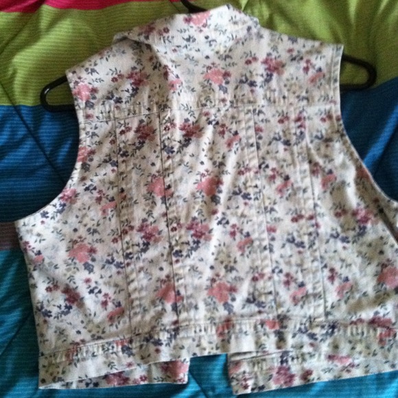 ♻Traded♻ Floral vest - Picture 2 of 2