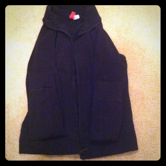 🌟Bundle🌟H&M black zip up :)