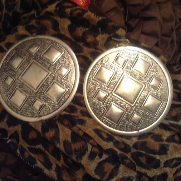 @landrifter shield earrings included in bundle - Picture 3 of 4