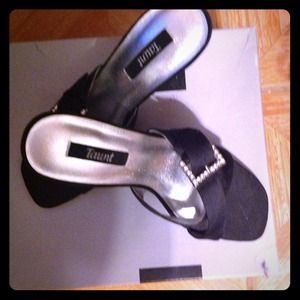 Taunt crystal buckle shoes.