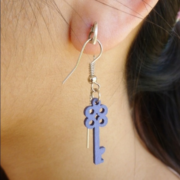 💥CLEARANCE💥Pandora's Key Earrings - Picture 2 of 2