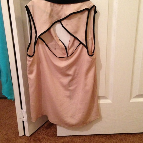 REDUCEd❗Cute top with cutout back - Picture 2 of 2