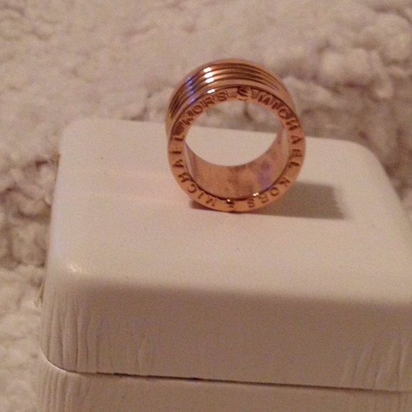 Authentic Michael Kors rose gold barrel ring.