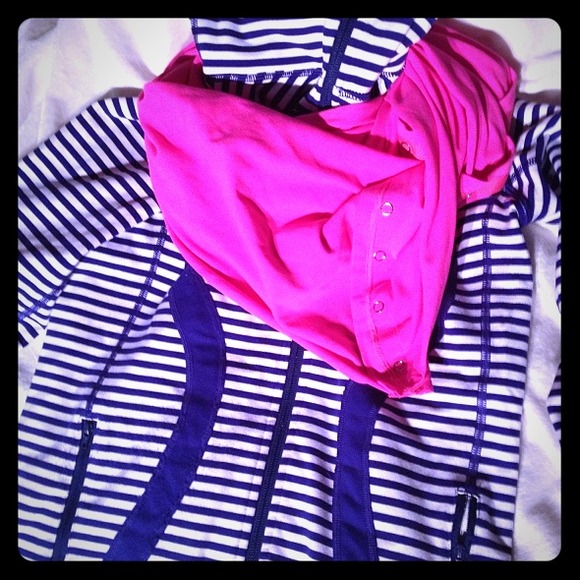 Lululemon vinyasa scarf in raspberry glo