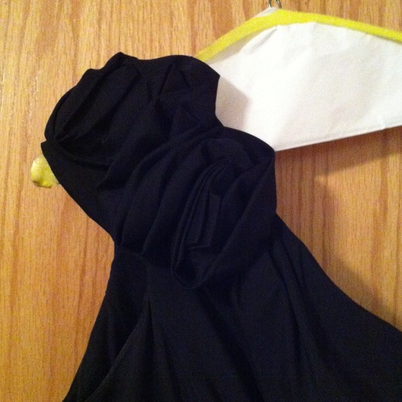 Betsy &Adam one shoulder dress - Picture 3 of 3