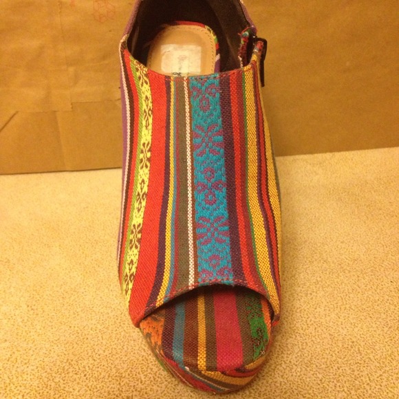 Brand New In Box Multicolor PeepToe Wedge. - Picture 2 of 3