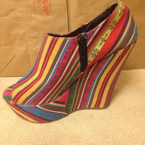 Brand New In Box Multicolor PeepToe Wedge. - Picture 3 of 3