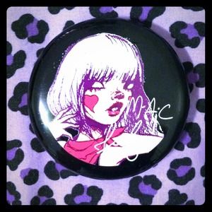 MAC Fafi Lmtd Ed iridescent pressed powder