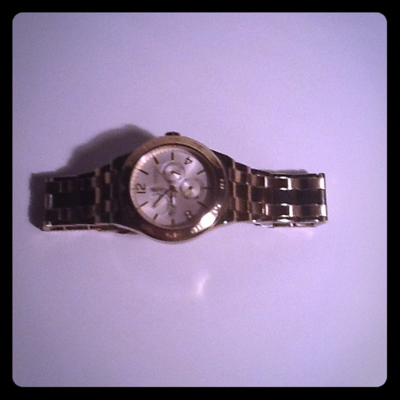 A gold authentic watch that you can show off like!