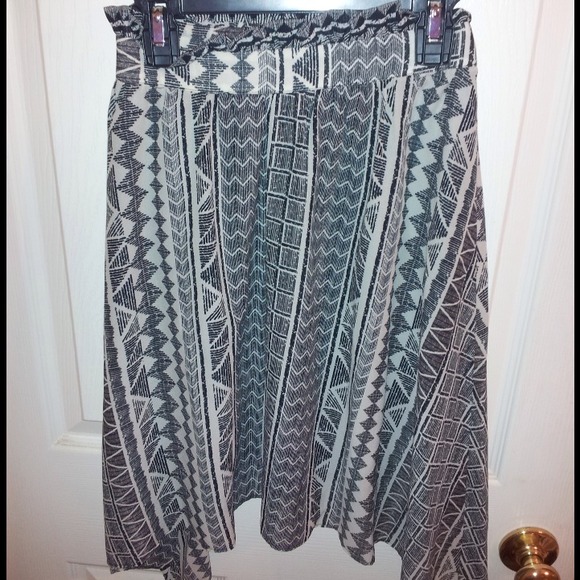 **TRADED***Bar III black and white skirt