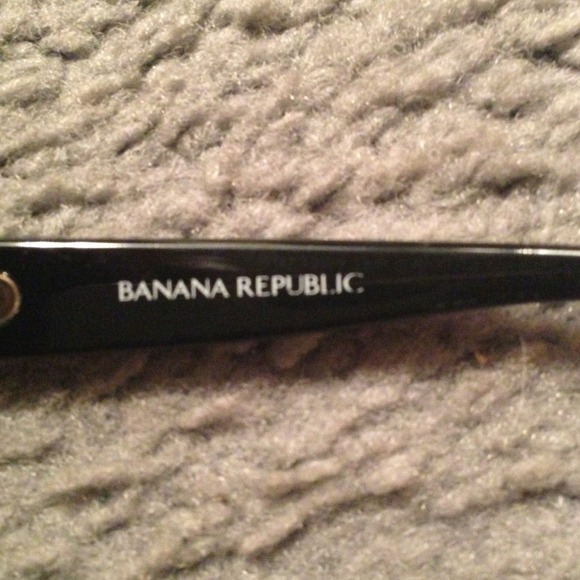 Banana republic sunglasses w/ case and lens cloth - Picture 3 of 4