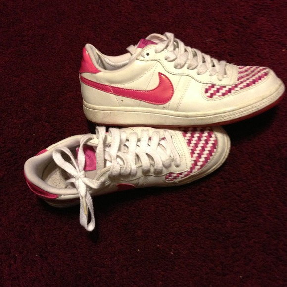 Pink nike shoes size 7
